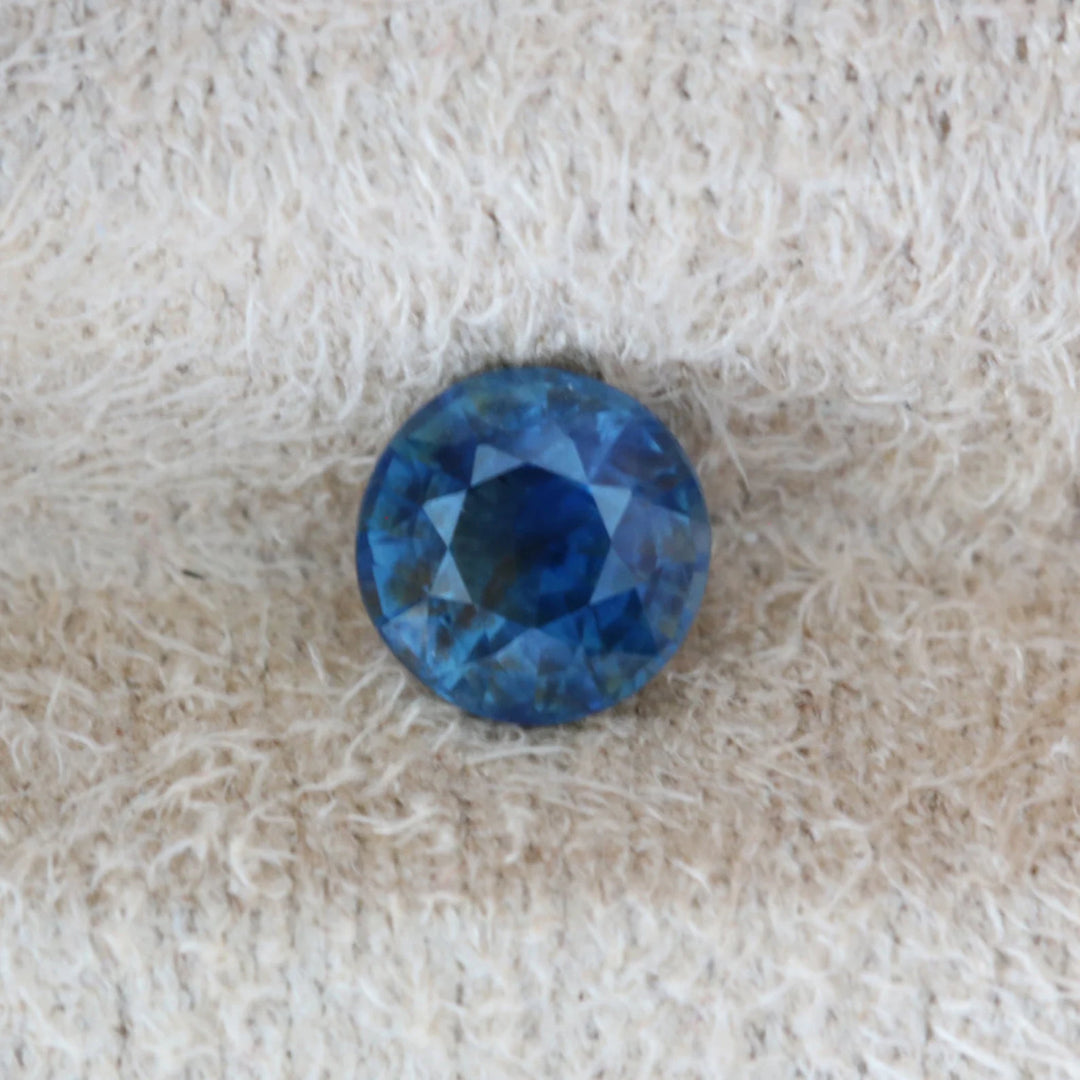 0.95 Ct Round Cut Bi-Color Blue Green Sapphire, 5.7mm By Valley Rose
