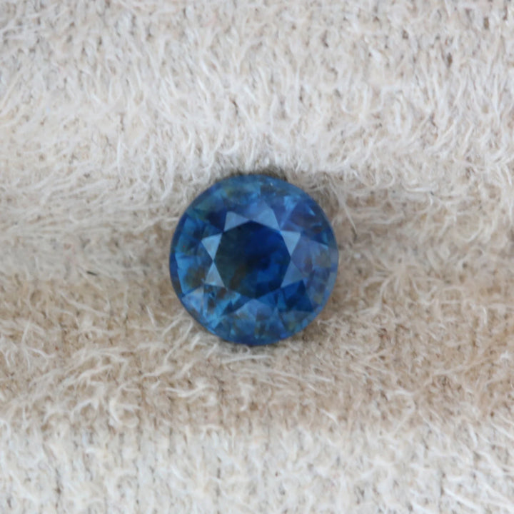 0.95 Ct Round Cut Bi-Color Blue Green Sapphire, 5.7mm By Valley Rose