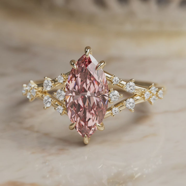 Anello di fidanzamento alternativo con diamante sintetico rosa Luminara Marquise