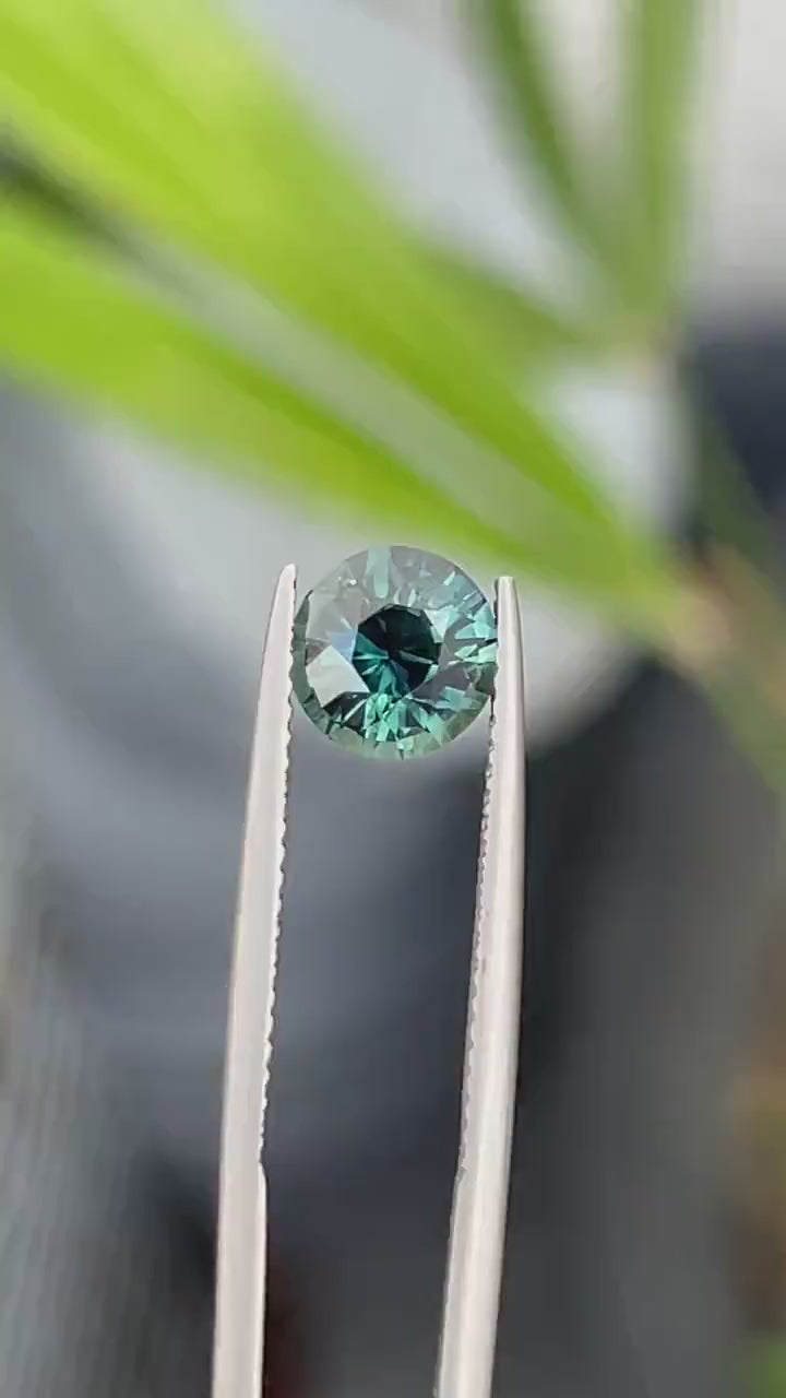 1.61 Ct Round Cut Bi-Color Teal Green Sapphire, 7.1mm x 7.1mm x 4.06mm