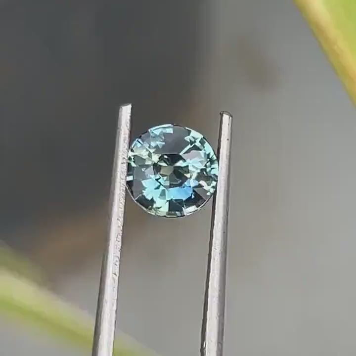 1.50 Ct Round Cut Bi-Color Teal Green Sapphire, 6.8mm x 6.8mm x 4.2mm