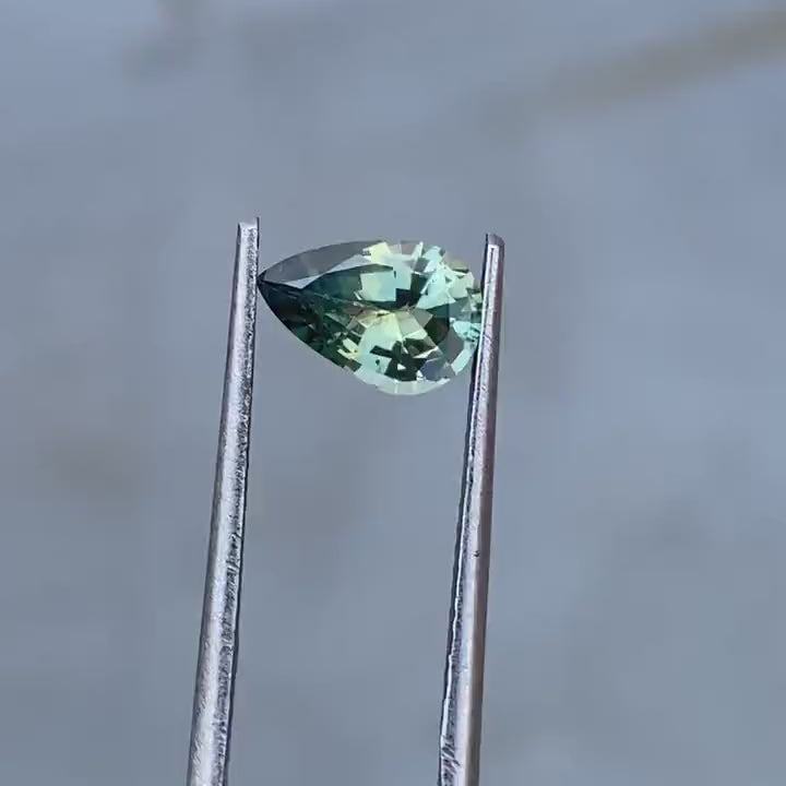 Zafiro verde en corte pera de 1.17 Ct, 8.4mm x 5.6mm x 3.2mm