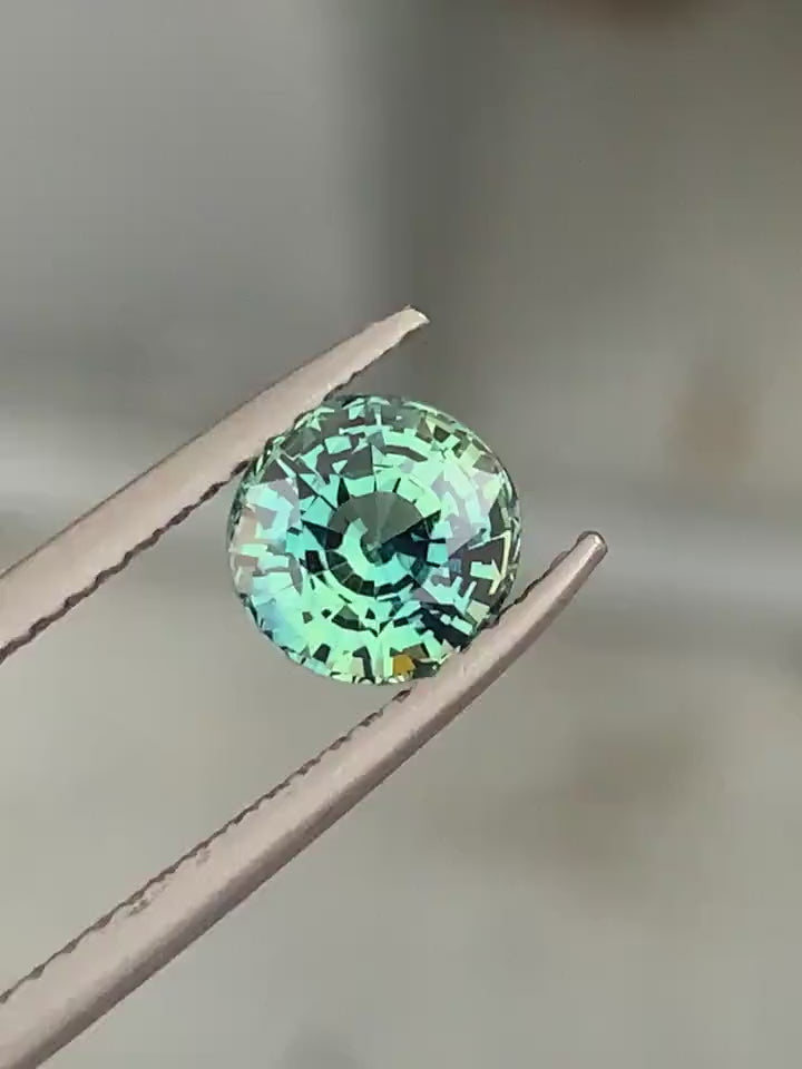 1.55 Ct Round Cut Bi-Color Teal Green Sapphire, 6.4mm x 6.4mm x 4.6mm