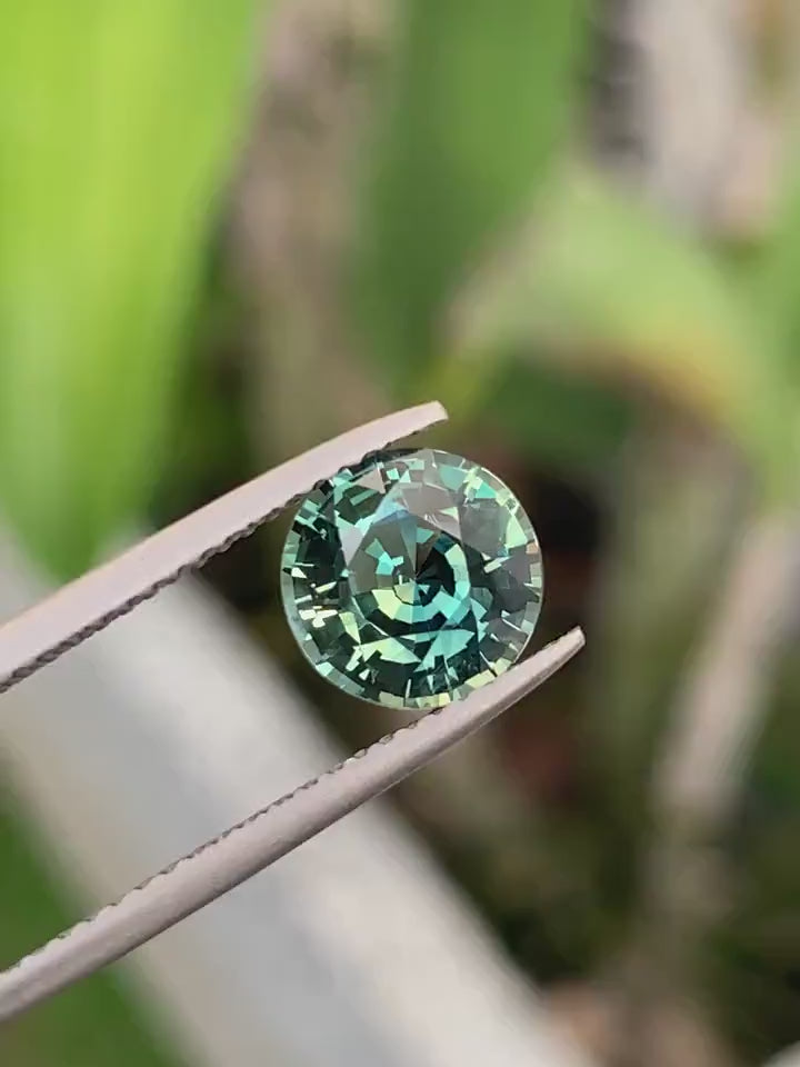2.23 Ct Round Cut Bi-Color Teal Green Sapphire, 7.7mm x 7.7mm x 4.8mm