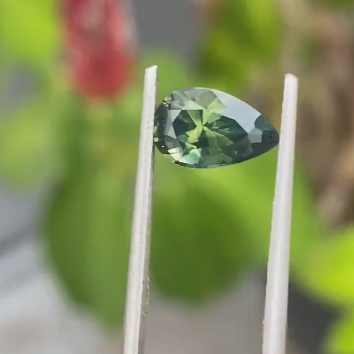 Zafiro verde en corte pera de 1.67 Ct, 8.8mm x 5.6mm x 4.6mm