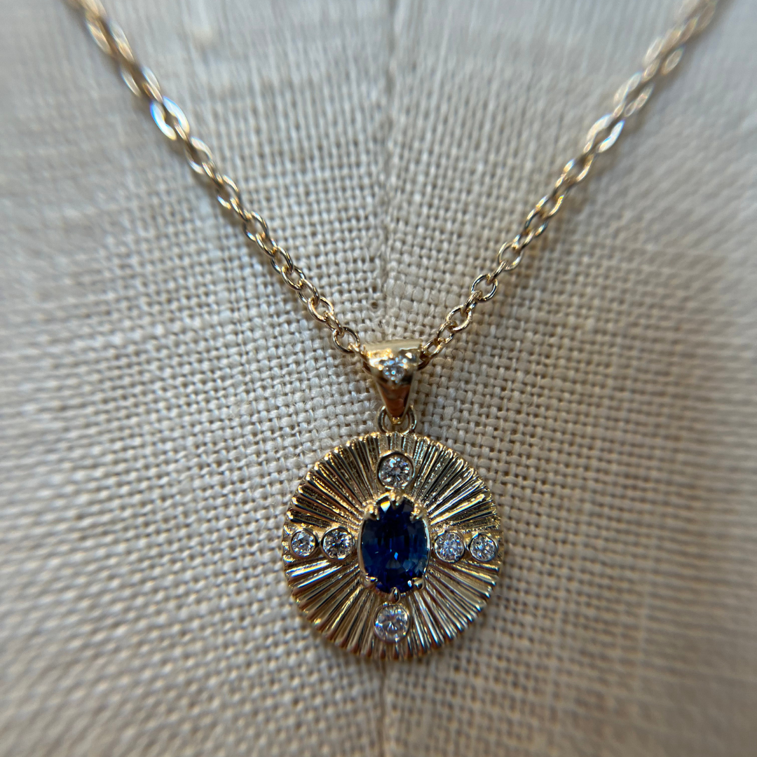 Penjoll de moneda estriada Damona amb safir blau i diamants de laboratori