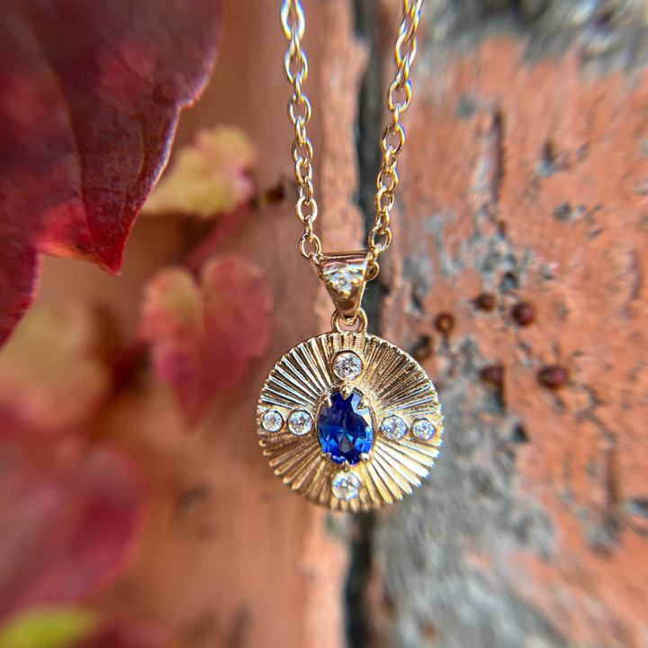 Penjoll de moneda estriada Damona amb safir blau i diamants de laboratori