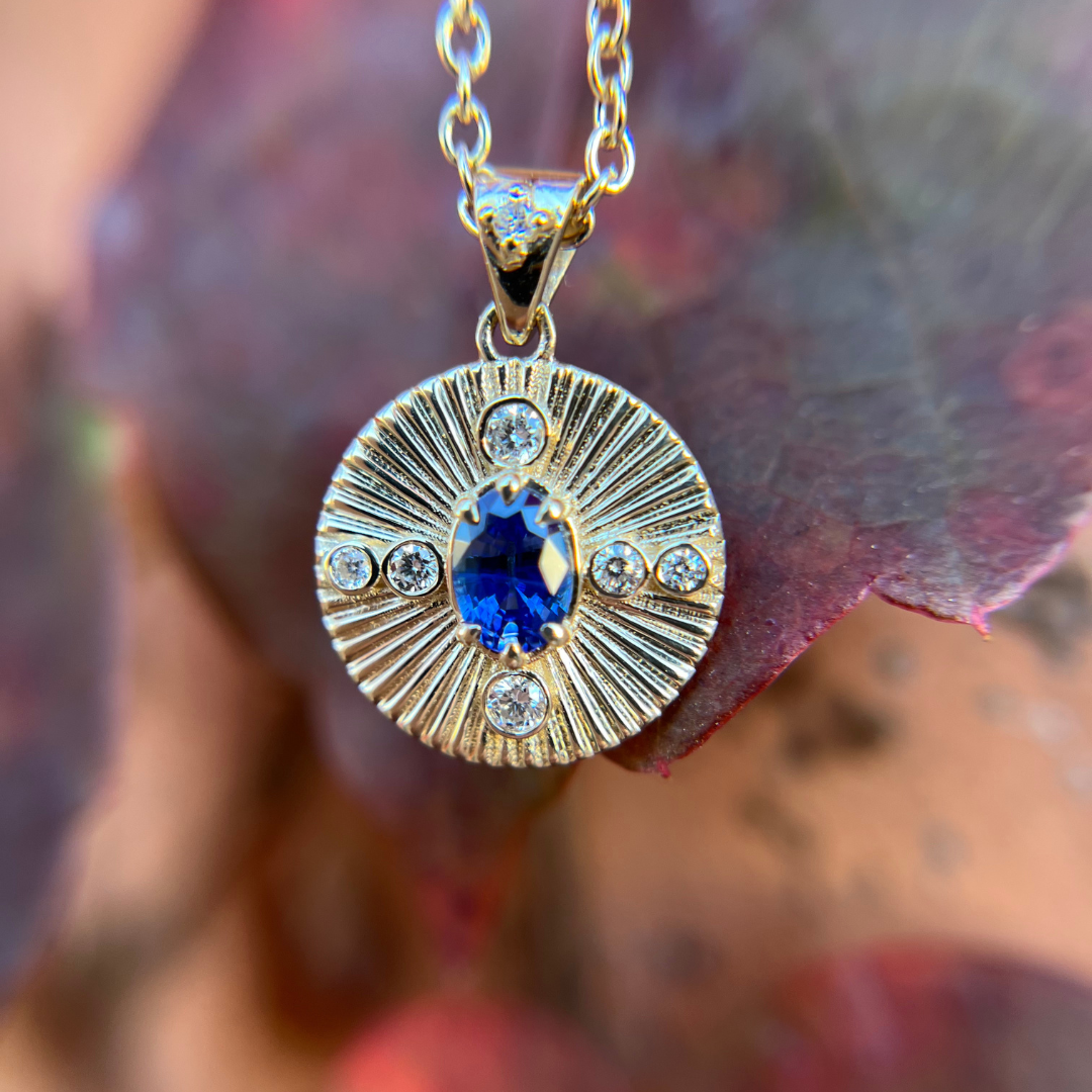 Penjoll de moneda estriada Damona amb safir blau i diamants de laboratori