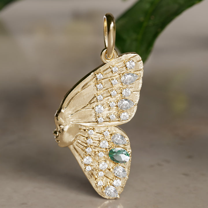 Butterfly Girl Nr 1 Surrealistisk Avantgarde Unikt Hänge Guldberlock med Grön Safir och Labdiamant