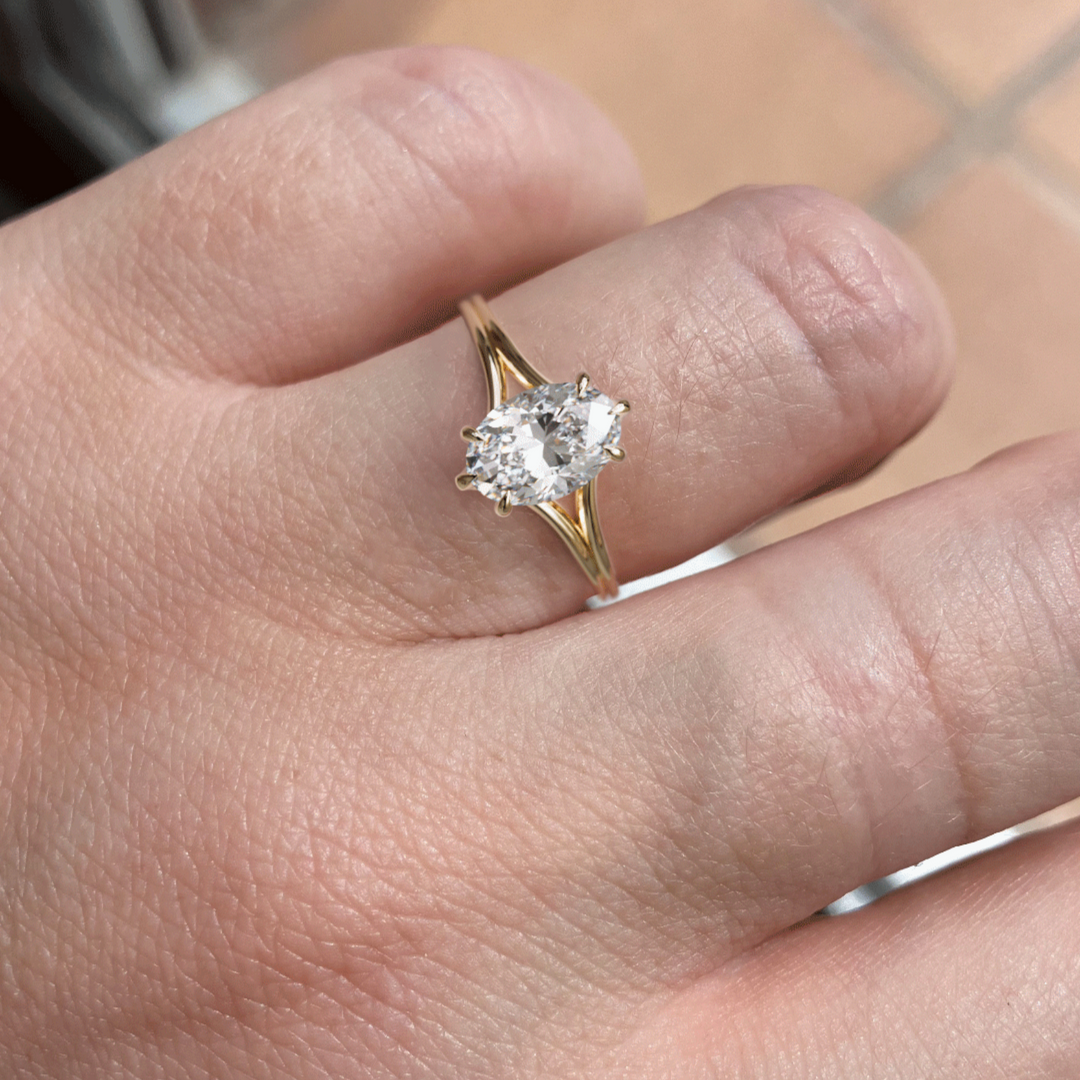 Bague de fiançailles moderne unique Esra en diamant ovale à jonc fendu