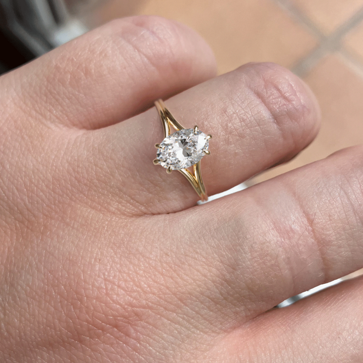 Bague de fiançailles moderne unique Esra en diamant ovale à jonc fendu