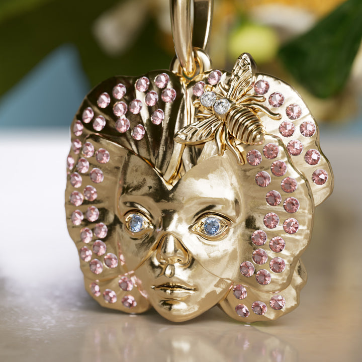 Blomsterflicka Art Nouveau Unikt Naturhänge i Guld med Rosa Turmalin och Blå Safir