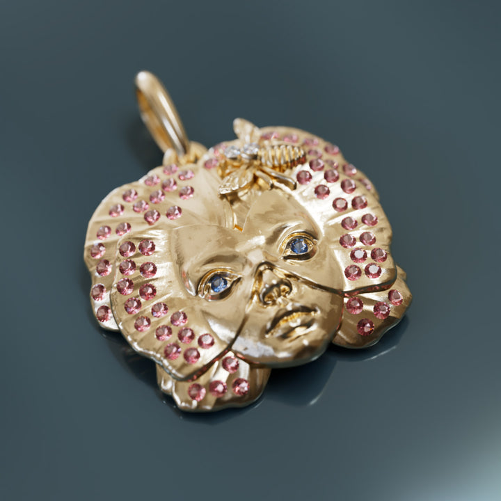 Blomsterflicka Art Nouveau Unikt Naturhänge i Guld med Rosa Turmalin och Blå Safir