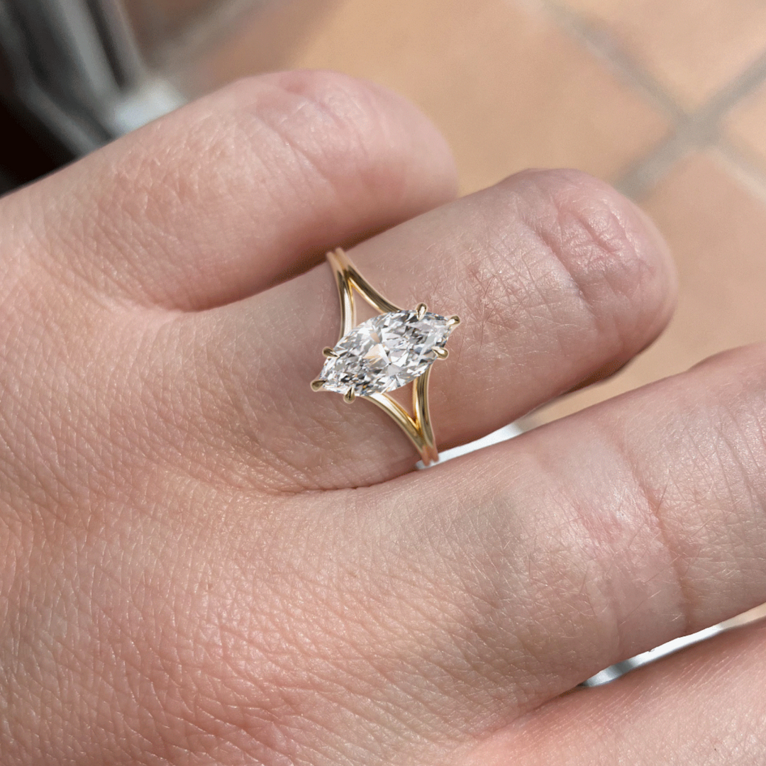 Bague de fiançailles moderne unique Nova Marquise en diamant à jonc fendu