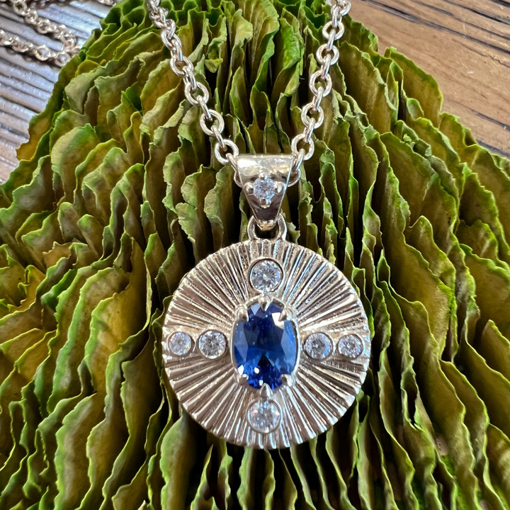 Penjoll de moneda estriada Damona amb safir blau i diamants de laboratori