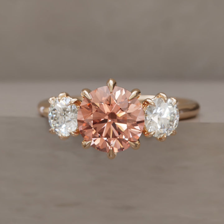 Amerie ainutlaatuinen moderni pyöreä leikattu persikka lab timantti kolmen kiven kihlasormus