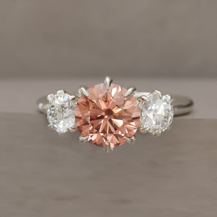 Amerie ainutlaatuinen moderni pyöreä leikattu persikka lab timantti kolmen kiven kihlasormus
