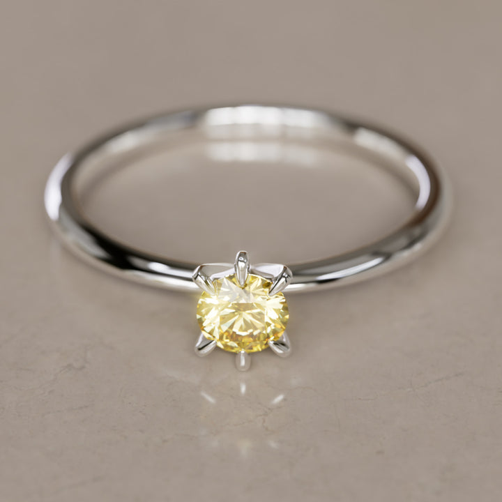 Anello di fidanzamento unico moderno delicato con diamante coltivato in laboratorio Hera Yellow