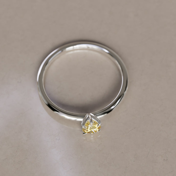 Anello di fidanzamento unico moderno delicato con diamante coltivato in laboratorio Hera Yellow