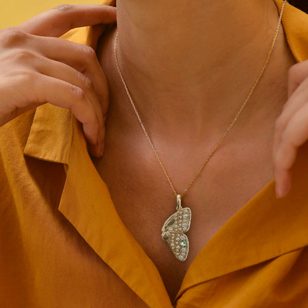 Butterfly Girl Nr 1 Surrealistisk Avantgarde Unikt Hänge Guldberlock med Grön Safir och Labdiamant