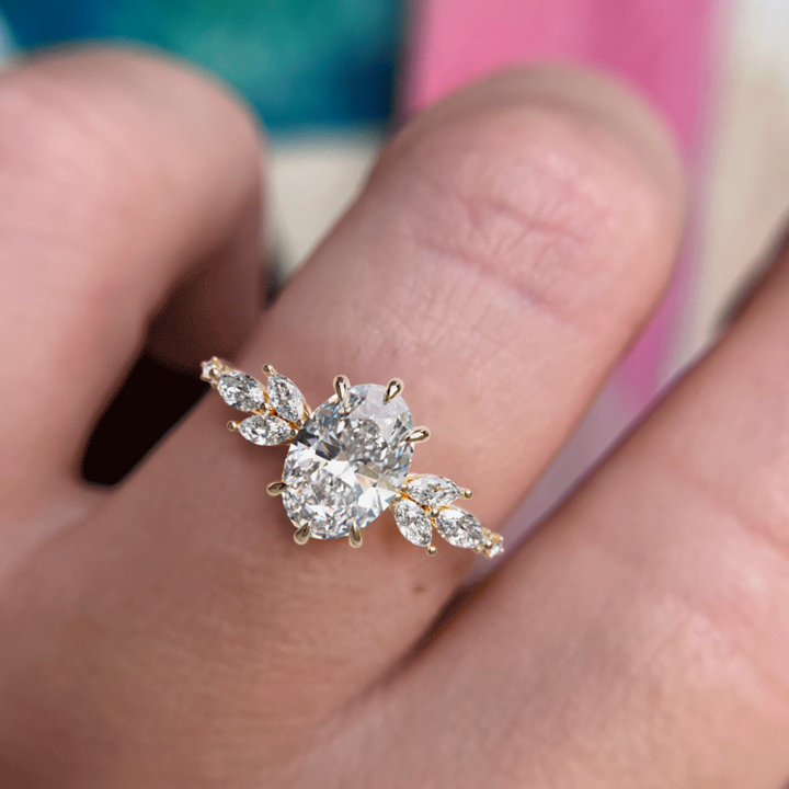 Bague de fiançailles fleur en diamant ovale Calla inspirée par la nature