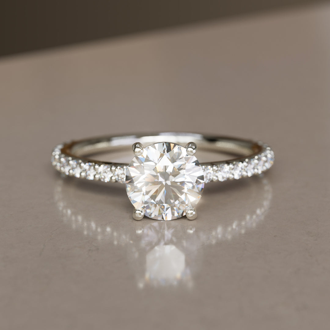 Chloe runder Diamant moderner einzigartiger Verlobungsring (nur Fassung)