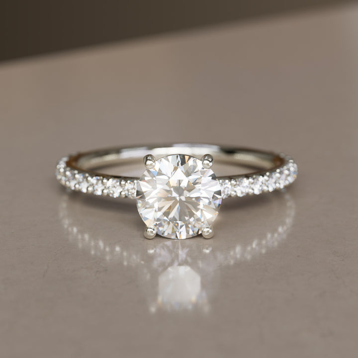 Chloe runder Diamant moderner einzigartiger Verlobungsring (nur Fassung)