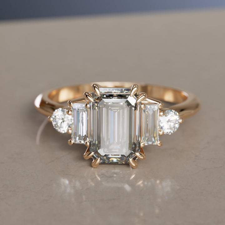 Anillo de compromiso único Art Deco con diamante de laboratorio talla esmeralda Christy (solo engaste)