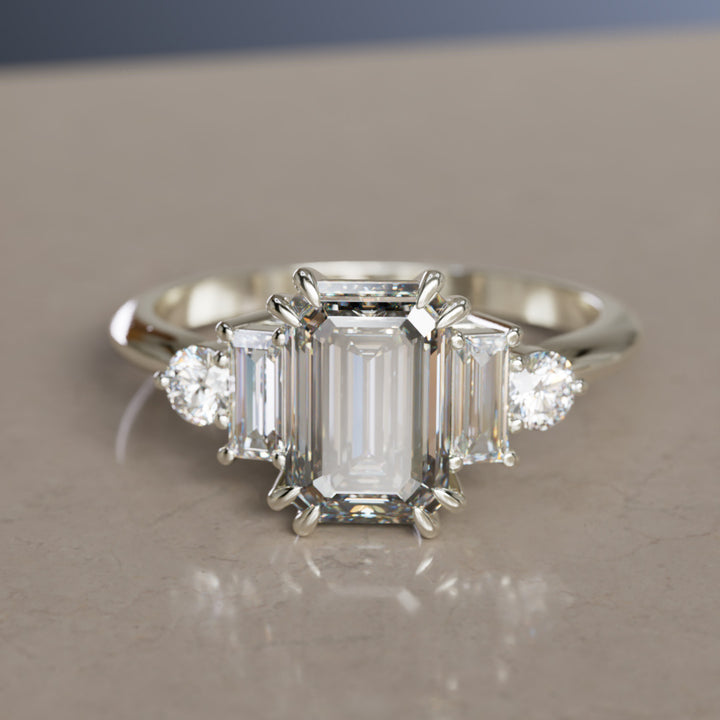 Anillo de compromiso único Art Deco con diamante de laboratorio talla esmeralda Christy (solo engaste)