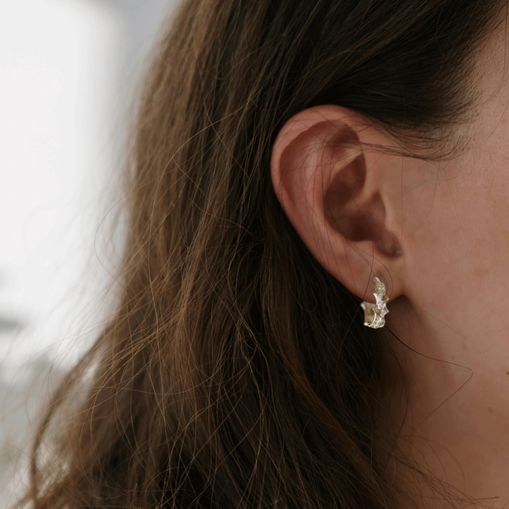 Boucles d'oreilles uniques en forme de cerceau Pissenlit avec feuille naturelle et diamants de laboratoire