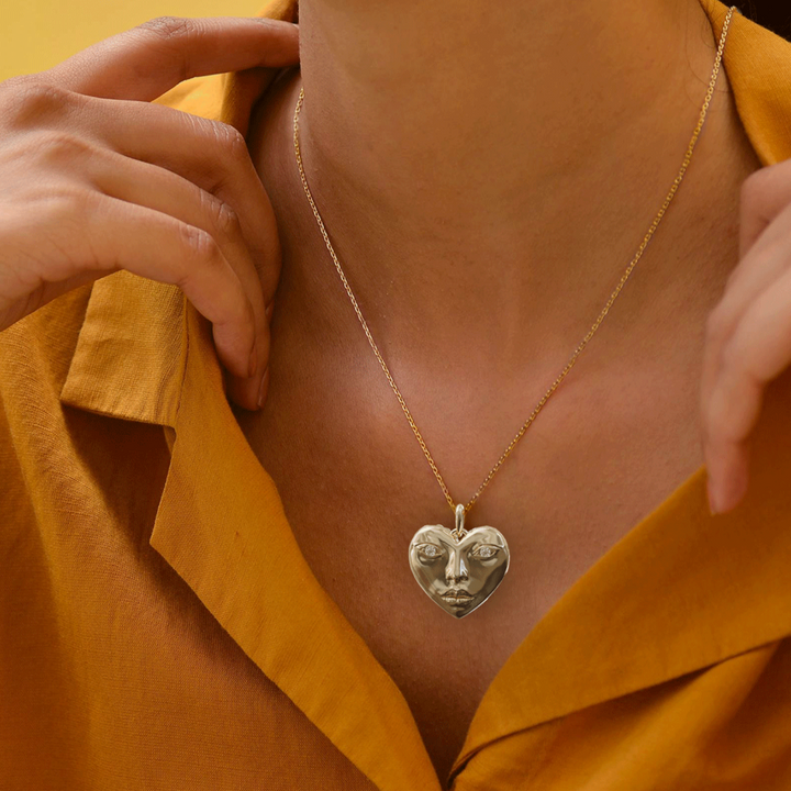 Ciondolo a cuore unico surrealista trompe-l'œil Dolly Locket con diamante di laboratorio in oro