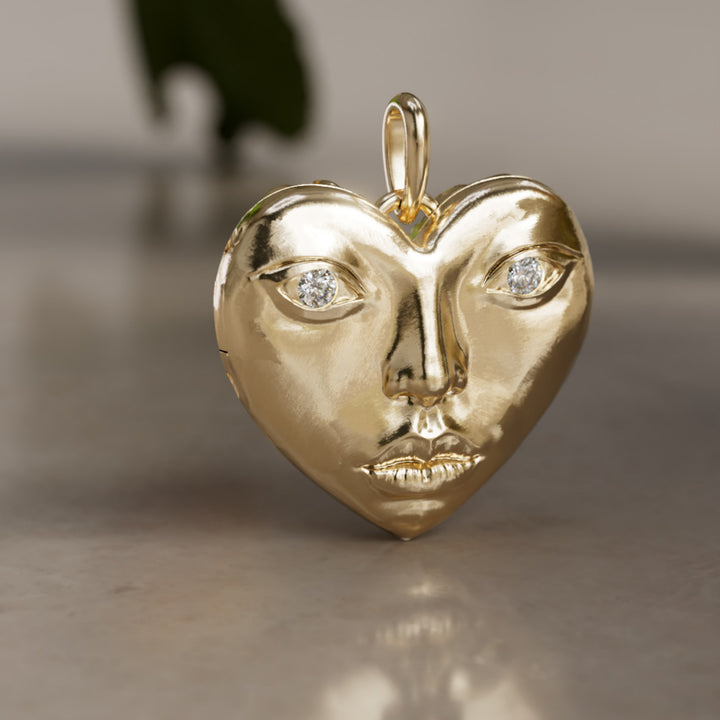 Ciondolo a cuore unico surrealista trompe-l'œil Dolly Locket con diamante di laboratorio in oro