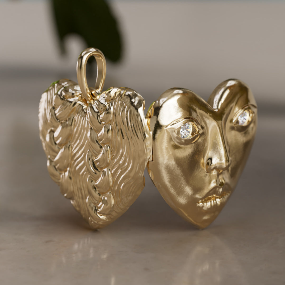 Ciondolo a cuore unico surrealista trompe-l'œil Dolly Locket con diamante di laboratorio in oro