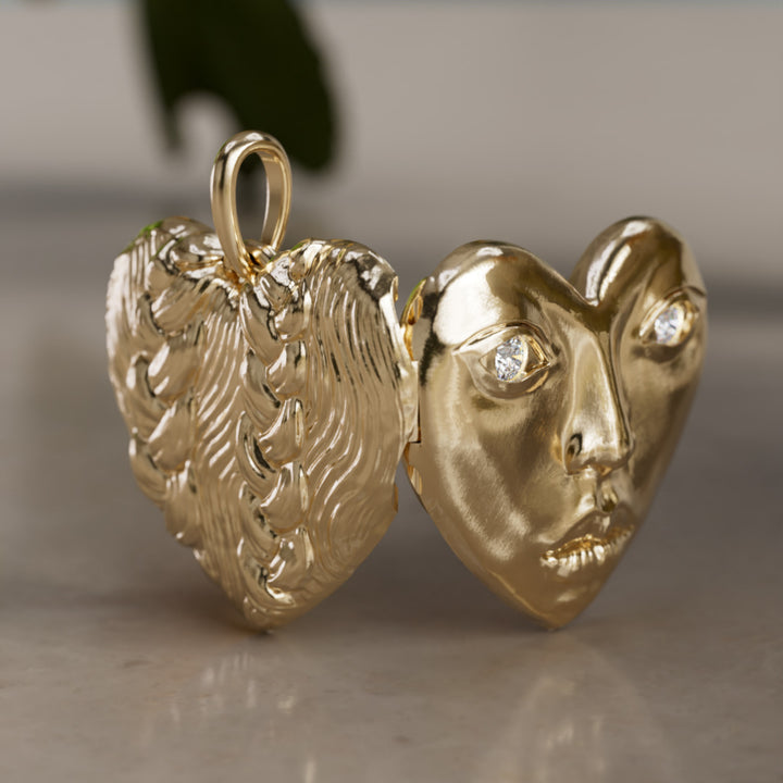 Ciondolo a cuore unico surrealista trompe-l'œil Dolly Locket con diamante di laboratorio in oro