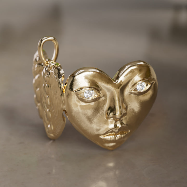 Ciondolo a cuore unico surrealista trompe-l'œil Dolly Locket con diamante di laboratorio in oro