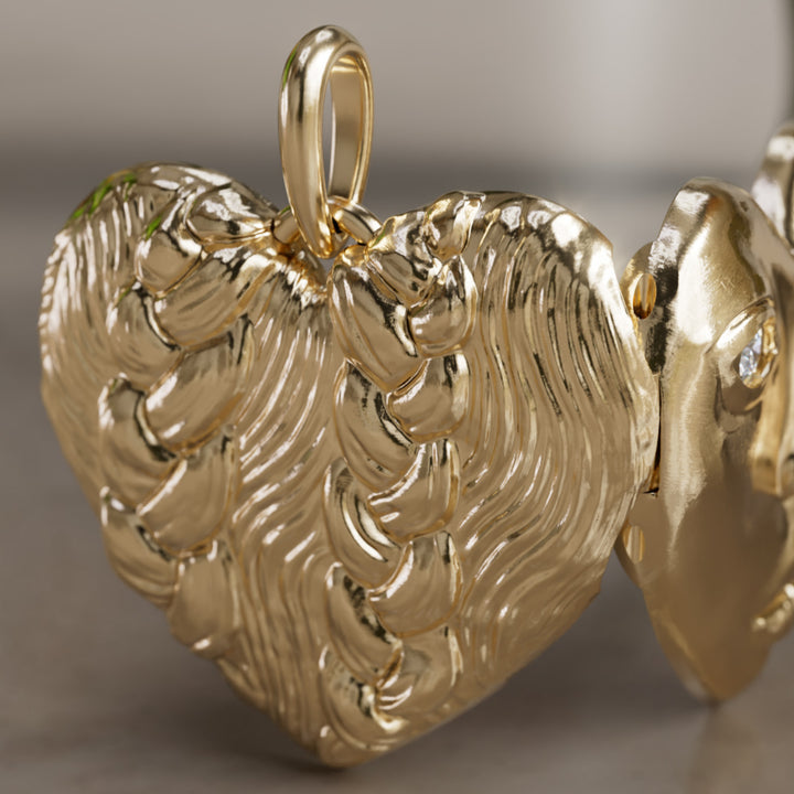 Ciondolo a cuore unico surrealista trompe-l'œil Dolly Locket con diamante di laboratorio in oro