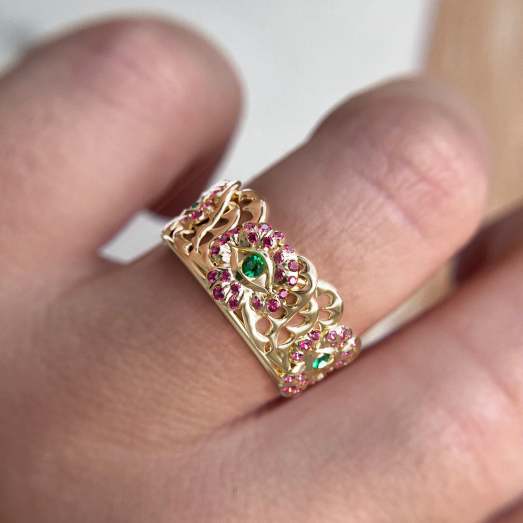 Anillo único de oro Flower Power Art Nouveau con zafiros rosas y esmeraldas