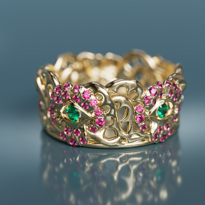 Anillo único de oro Flower Power Art Nouveau con zafiros rosas y esmeraldas