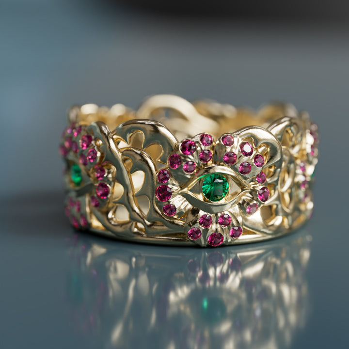Anillo único de oro Flower Power Art Nouveau con zafiros rosas y esmeraldas