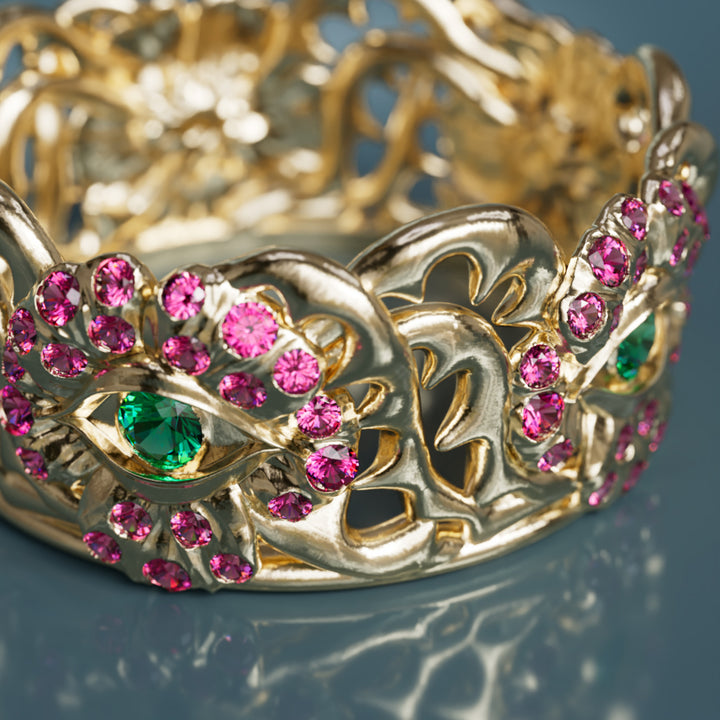 Anillo único de oro Flower Power Art Nouveau con zafiros rosas y esmeraldas