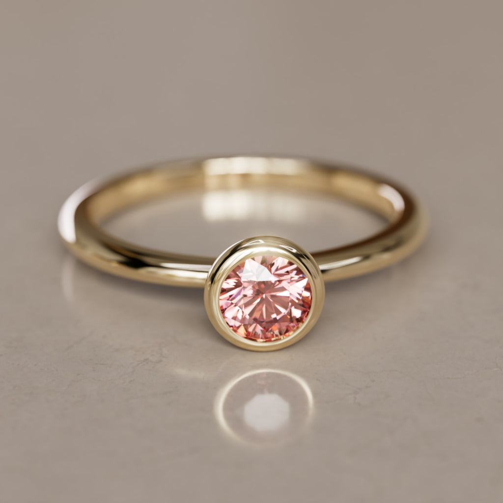 Cosette fijn roze laboratoriumgekweekte diamant moderne unieke bezel verlovingsring