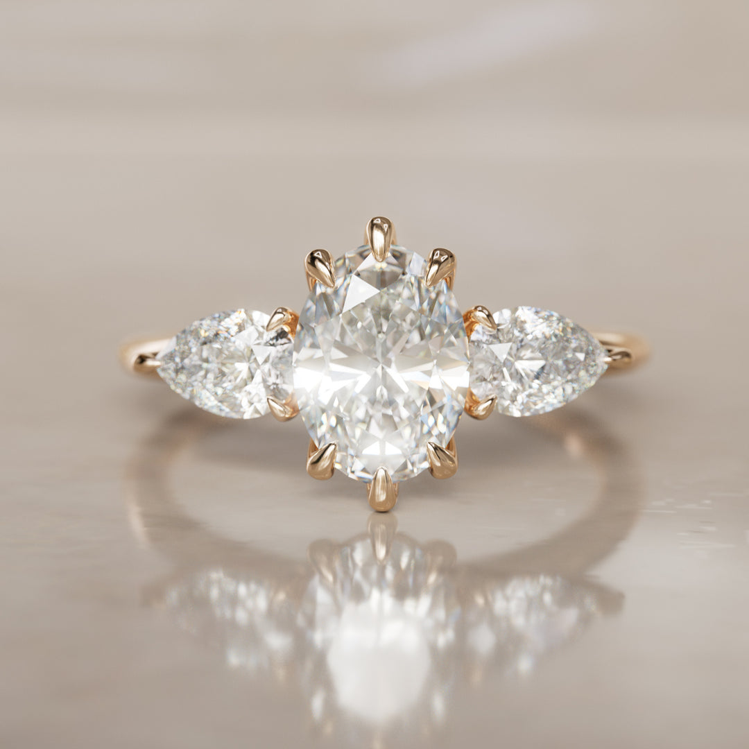 Anillo de compromiso único moderno de tres piedras con diamante ovalado Irina (solo engaste)