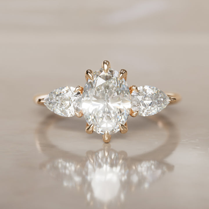 Anillo de compromiso único moderno de tres piedras con diamante ovalado Irina (solo engaste)