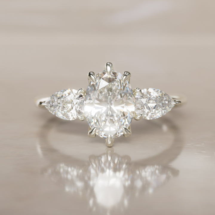 Anillo de compromiso único moderno de tres piedras con diamante ovalado Irina (solo engaste)