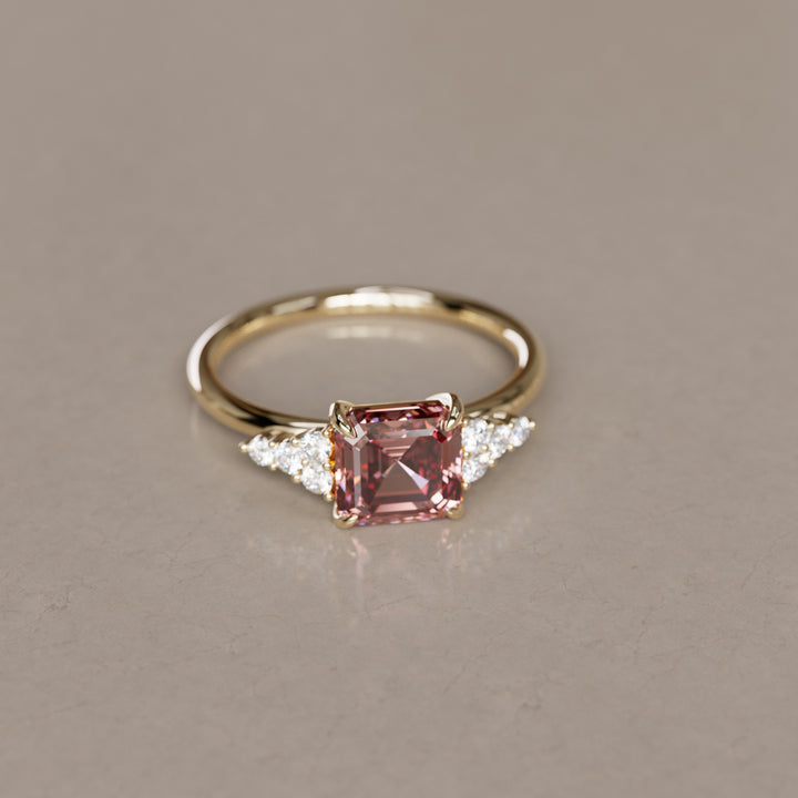 Bague de fiançailles unique moderne en diamant taillé Asscher Aster Lab