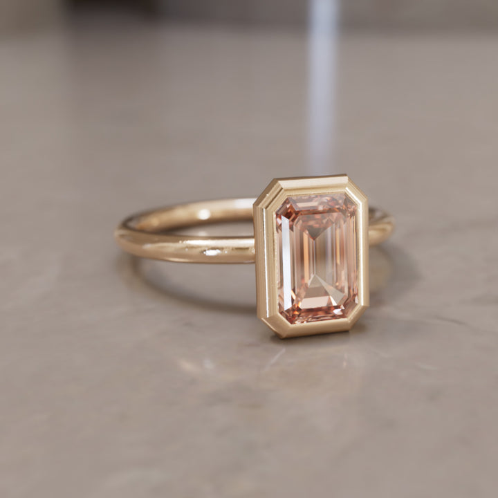 Bague de fiançailles unique moderne Lexie taille émeraude en diamant pêche serti clos