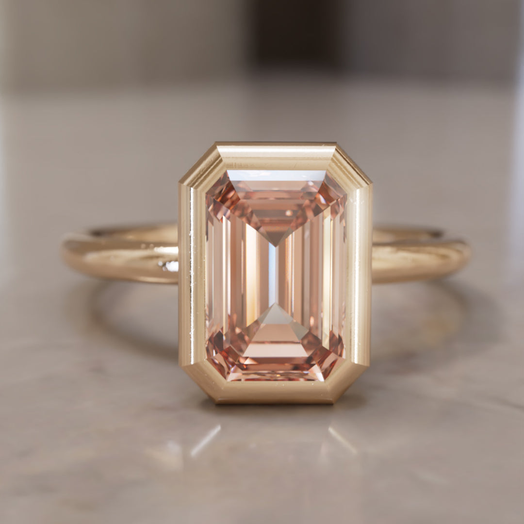 Bague de fiançailles unique moderne Lexie taille émeraude en diamant pêche serti clos