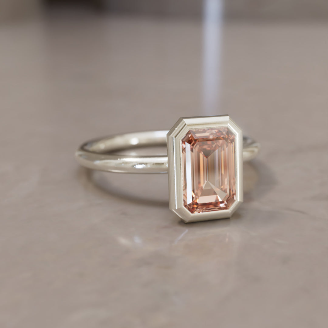 Bague de fiançailles unique moderne Lexie taille émeraude en diamant pêche serti clos