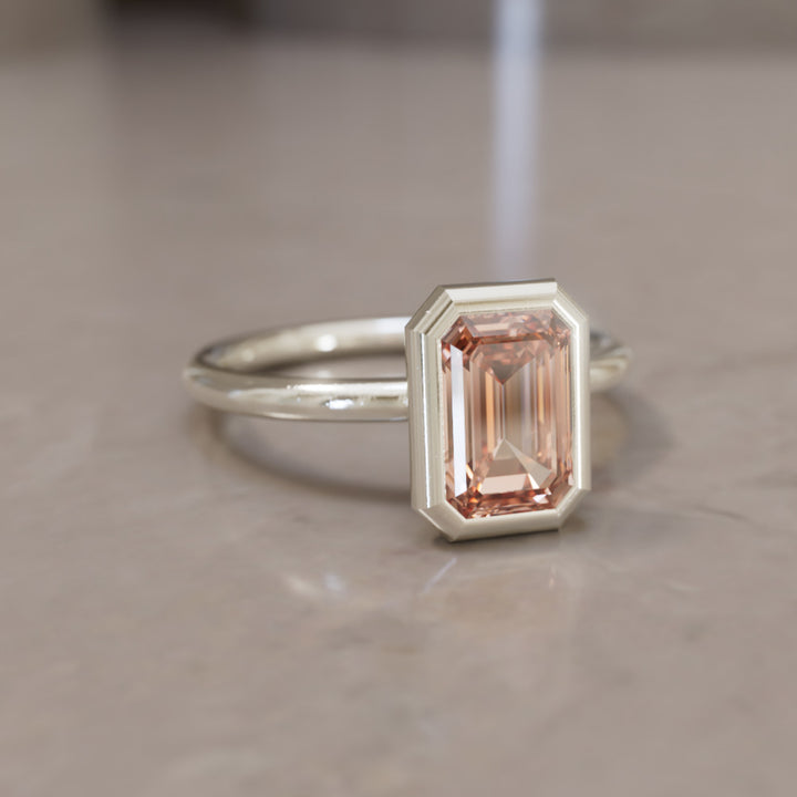 Bague de fiançailles unique moderne Lexie taille émeraude en diamant pêche serti clos