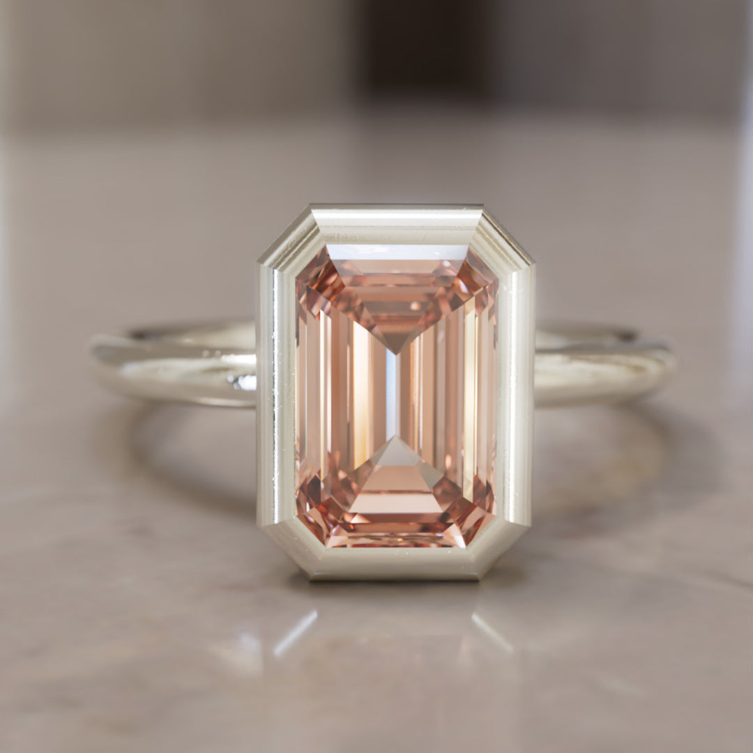 Bague de fiançailles unique moderne Lexie taille émeraude en diamant pêche serti clos